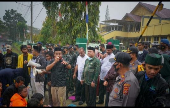 AMARAH Aksi Tolak Omnibus Law Tengah Hujan di Simeulue