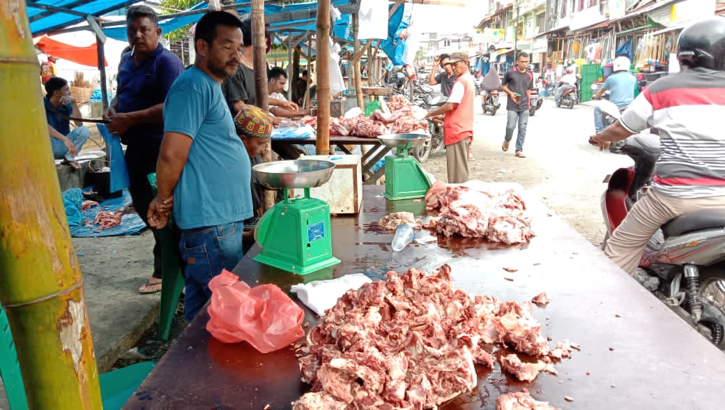 Diduga ada Permainan Izin Rumah Potong Meulaboh, Penjual Daging Buka Lapak " Merdeka "