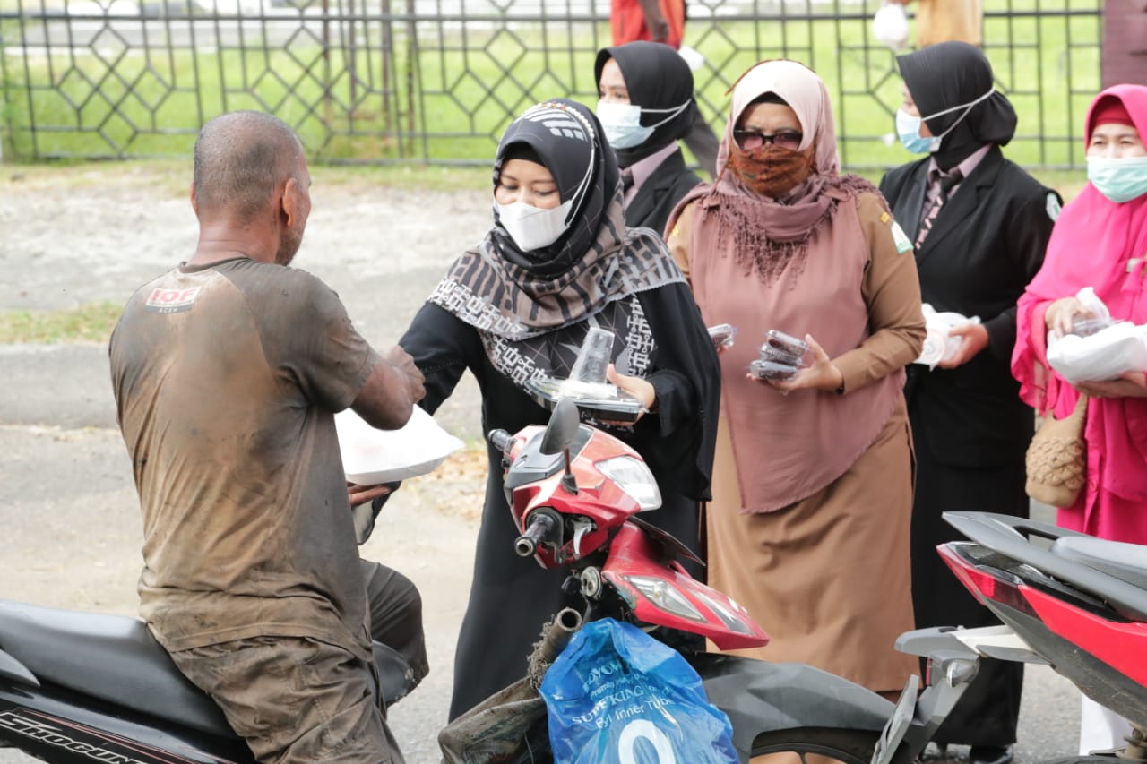 Semarak Bulan Ramadhan, SMK di Banda Aceh Bagi-bagi Takjil