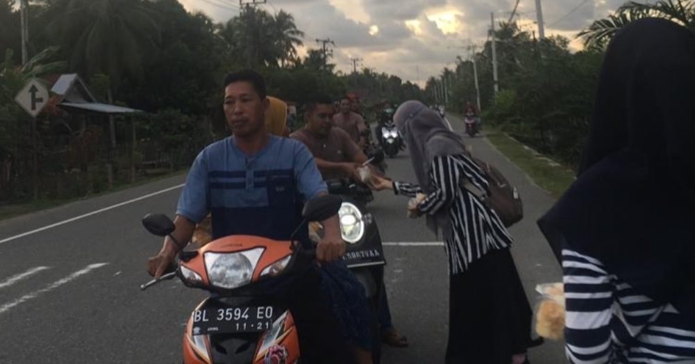 JPA Bagi Takjil untuk Pengendara lintas Meulaboh -Banda Aceh 