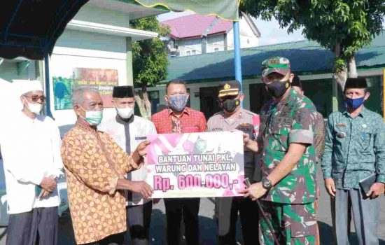 Bantuan Tunai BTPKLWN – TNI  di Serahkan ke PKL, Warung dan Nelayan