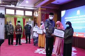 Gubernur Serahkan Santunan untuk 13.500 Warga Miskin Aceh