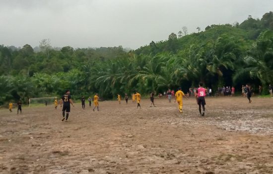 Ditengah Guyuran Hujan, Turnament Sepak Bola Piala Kecik Desa Alue Jeureujak Tetap Digelar.