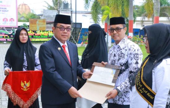 Pj Bupati Aceh Barat Beri Penghargaan Kepada 3 Pengawas PAI Berprestasi di HUT PGRI