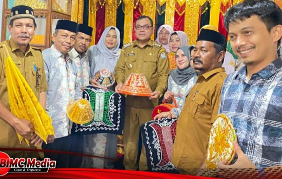 Tinjau Pengrajin Sulaman Benang Emas, PJ Bupati Komitmen Dukung Penuh IKM Aceh Barat