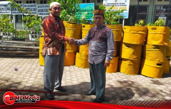 DLHK Aceh Barat Bagikan 40 Tong Sampah ke Gampong Suak Indra Puri