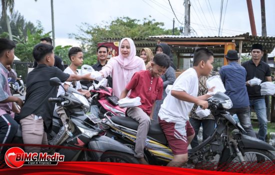Fotografer Aceh Jaya FoJa Bagi-Bagi Takjil Bersama Darwati A Gani Memperingati  Anniversary Ke 3 Tahun
