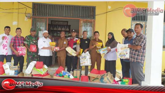 Bupati Aceh Barat Serahkan Bantuan Pasca Banjir kepada Masyarakat Woyla Barat